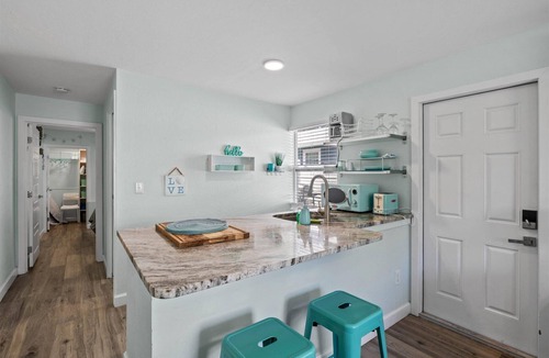Arlington Park Apartment | Beachy 1-bedroom apartment with Pool access in Sarasota