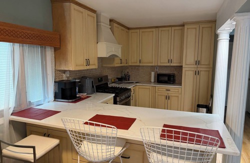 Elmont Apartment | Beautiful 3-bed, 2-floor apartment in Elmont. LIRR, NYC, UBS