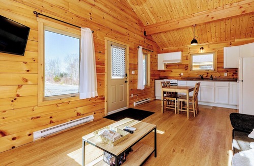 Smiths Corner Cottage | Beautiful Cottage w/Firepit Bbq,close to lakes,vineyards,zipline & Ski Martock