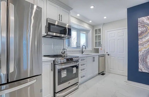 Aldershot House | Beautifully Updated Bungalow Upper Portion