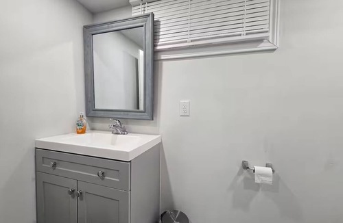 Hamilton House | Bedroom on Hamilton mountain
