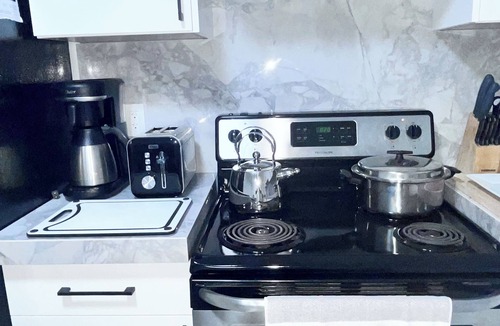 Delta House | Best Value: Spacious 2BR/Near Vancouver+Parking