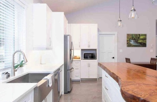 Regional District of Nanaimo House | “Between Two Lakes”. New 2 Bedroom Entire Home! (Sleeps 6).