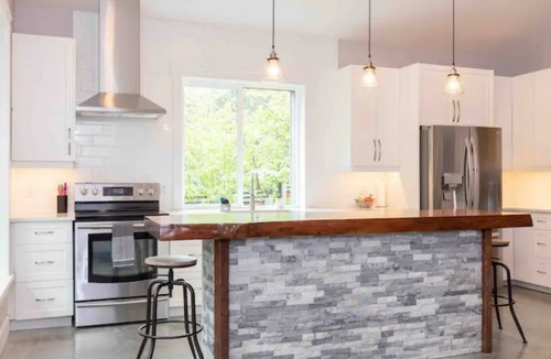 Regional District of Nanaimo House | “Between Two Lakes”. New 2 Bedroom Entire Home! (Sleeps 6).
