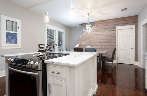 Midtown House | Big Blue Casita steps away from Downtown/Pearl Brewery