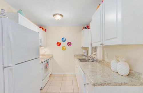 Fort Myers House | Bikini Bottom Bungalow - Heated Pool & Game Room - Roelens Vacations