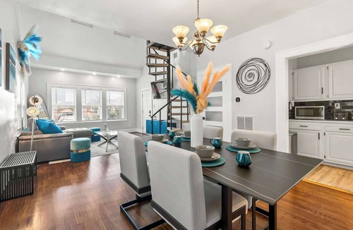 Montrose Condo | Blue Luxe| Pool Tbl| Sleeps 6+ | 10 Min Downtown