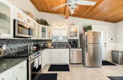 San Luis House | Bluewave Paradise - Huge Deck Overlooking the Sea!