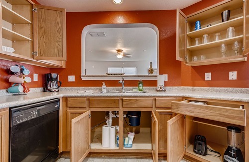 West San Antonio House | BMT Grads Stay! Minutes to Lackland + Community POOL, SeaWorld, Shopping!