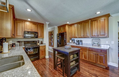 Blairsville Cabin | Booking Fall Now! Views! Golf! Theater Game Room, Hot Tub, Lots of space!