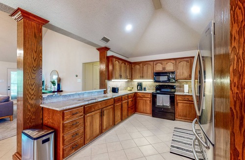 Glen Rose House | Brazos riverfront home on large waterfront lot with private hot tub & canoe