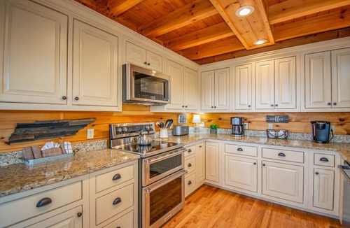 Smoky Mountains Cabin | Breathtaking Mountain Views, Propane Fire Pit, Minutes to Nat’l Park. Sleeps 8.