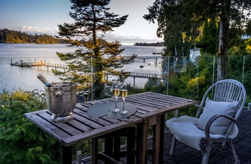 Sooke House | Bright 2 bedroom upper floor oceanfront retreat! Winter monthly rates