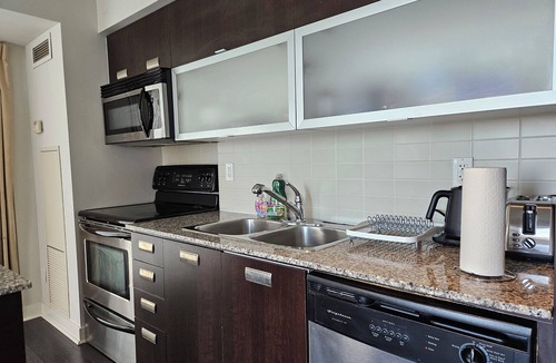 King West Village Condo | Bright 2BR Unit w/Free Parking and Gym