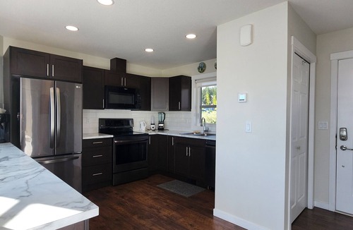 Central Okanagan House | Bright 3 Bedroom Cottage with Sweeping Lake Okanagan Views!
