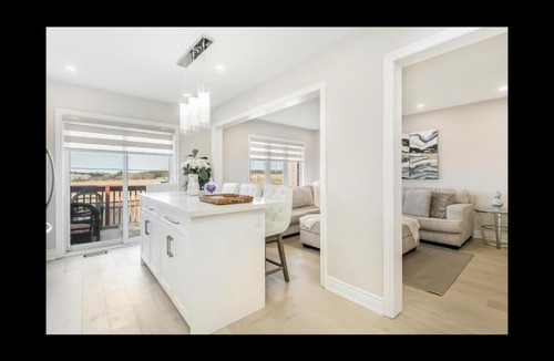 Vaughan House | Bright 4 BR Family Home , Sleeps 8, Near Wonderland and Vaughan Mills