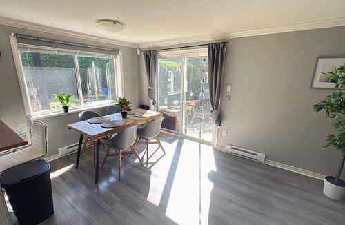 Steveston House | Bright and Cozy Modern Suite in Steventon Richmond