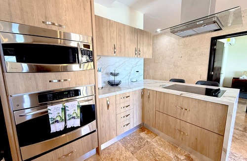 12th Street Apartment | Bright and spacious 3-bedroom PH with jacuzzi ocean front in Playa del Carmen