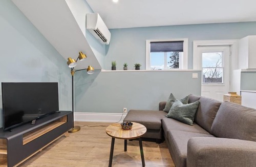 Collingwood House | Bright and Spacious Condo in Downtown Collingwood 97043