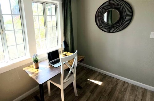 Lamanda Park Apartment | Bright Bungalow steps from Caltech & PCC, Close to the Rose Bowl, Kingsize Bed!