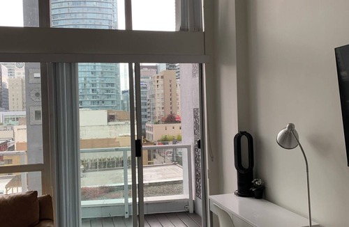 Downtown Vancouver Apartment | Bright Designer Loft in Downtown Vancouver – Fully Furnished – Walk to SkyTrain