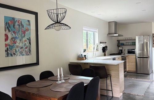 Nelson House | Bright Modern Hillside Stay 3 Min To Downtown Family & Pet Friendly HotTub
