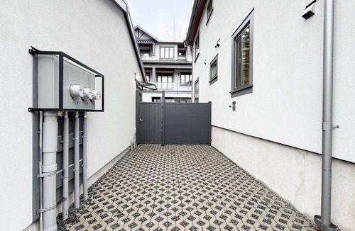 West Side House | Bright new 5BR Kerrisdale Entire House in Prestigious Vancouver West