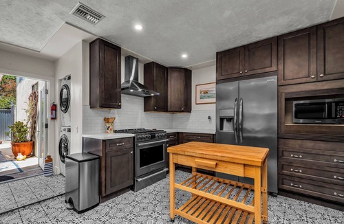 Burbank House | Bungalow Retreat Explore in Walk-able Location. Close to Universal n Warner Bros