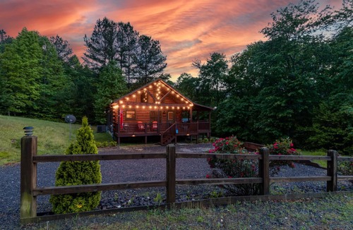 Murphy Cabin | Cabin Blue Ridge-Murphy area, fast wifi, dog & family friendly, trail & hot tub!