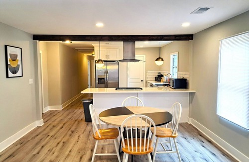 Atlanta Cottage | Casa Emily - 3-bedroom cottage in 30318 near Mercedes Benz Stadium