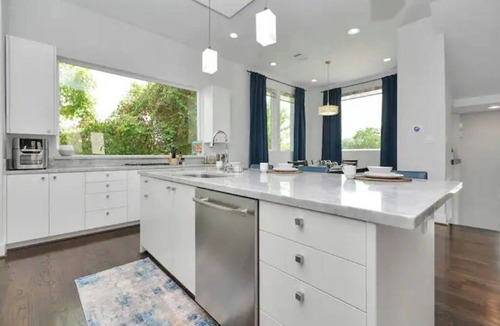 Midtown House | Casa LaBella | Downtown Skyline Views | Sleeps 10