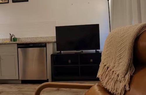 Midtown Apartment | Cedar Loft · FIFA Stay · Private Parking