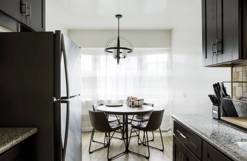 Eagle Rock Apartment | Central Eagle Rock - Close To Shops & Dining