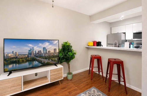 Cherrywood Apartment | Central quaint 1BR close to UT, Moody Center, & DT