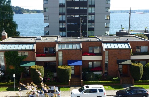 Hollyburn House | Central safe Location - Water views - walk to restaurants, seawall, beach