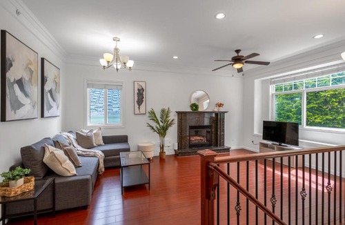 Renfrew-Collingwood Apartment | Central Spacious 3 Br Upstairs