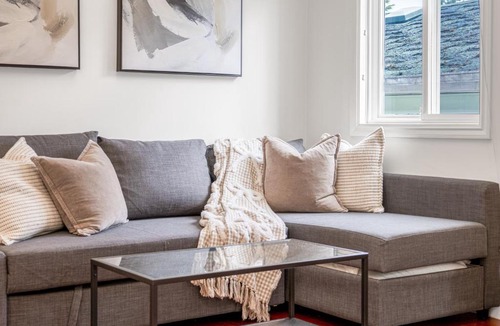 Renfrew-Collingwood Apartment | Central Spacious 3 Br Upstairs