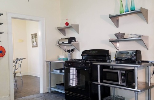 Mahncke Park House | Centrally located vacation HOUSE, close to everything with parking.
