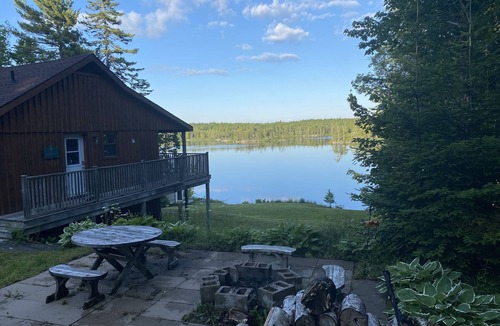 Newport Landing Cottage | Chalet Drive - Lakefront Cottage