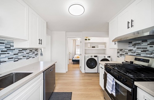 Alhambra House | Charming 2-bedroom house in serene Alhambra with AC, WiFi