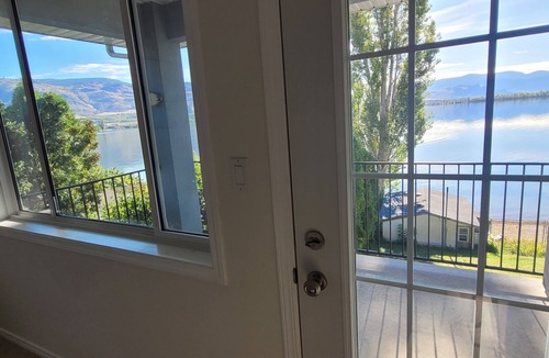 Osoyoos House | Charming 2-bedroom lakeside home in Osoyoos, close to all amenities.
