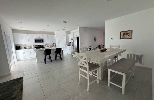 Haines City House | Charming 3-bedroom house in beautiful Lake Hamilton with AC 10 min from Legoland