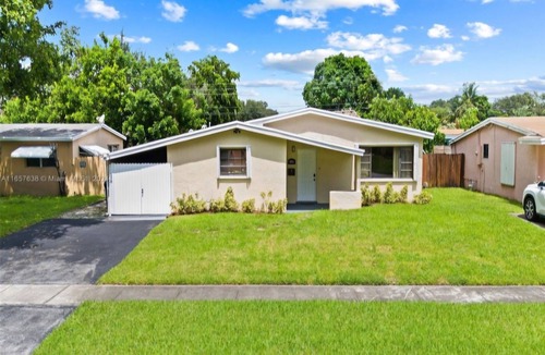 Driftwood House | Charming 3-bedroom house with AC and WiFi in Hollywood