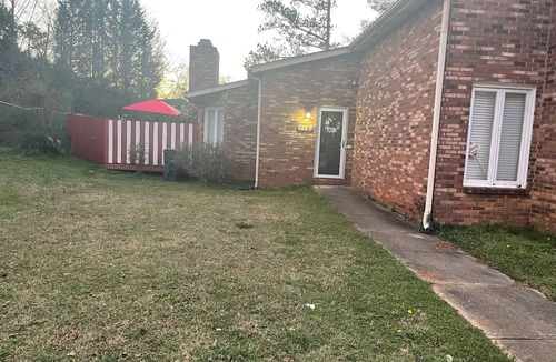 Conyers House | Charming 3-bedroom house with WiFi, AC in welcoming Conyers