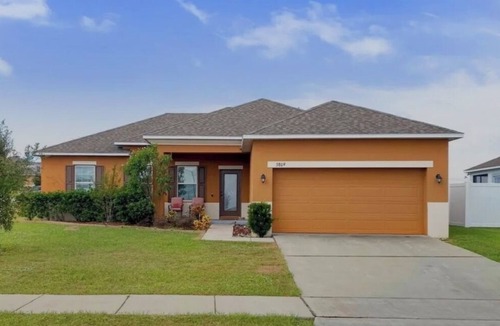 Haines City House | Charming 3-bedroom house with AC in peaceful neighborhood, minutes from Disney!