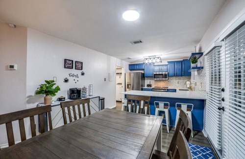 West San Antonio House | Charming 3 bedroom with hot tub. Just 5 minutes to Seaworld, 15 to Lackland.