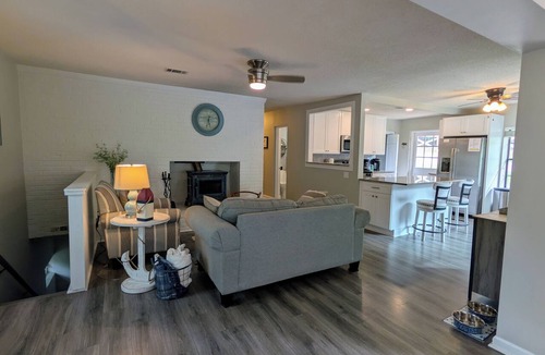 Gainesville House | Charming 3BR/2BA lakehouse with private dock on quiet, deepwater cove.