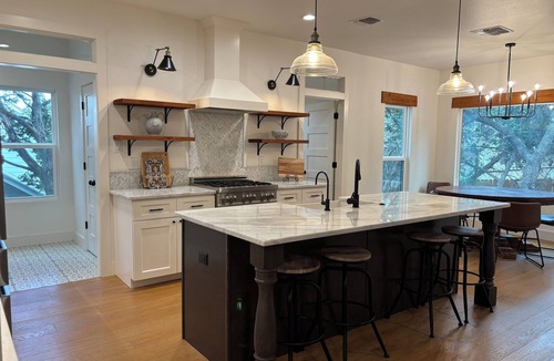 Helotes House | Charming 4-bedroom house set in scenic foothills of the Texas Hill Country.