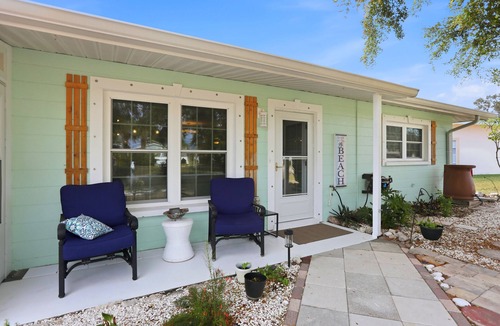 Venice House | Charming beach house Venice Island. Close to downtown, beaches & amazing trails.