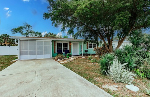 Venice House | Charming beach house Venice Island. Close to downtown, beaches & amazing trails.